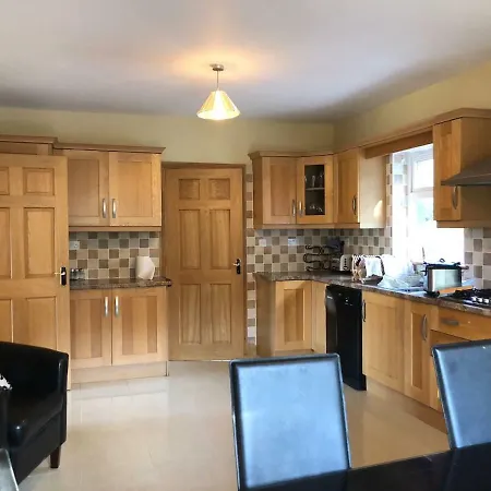 Modern Six Bedroom House Semesterbostad