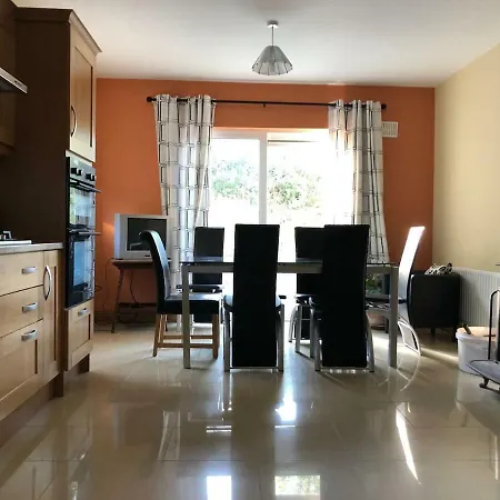 Dom wakacyjny Modern Six Bedroom House *