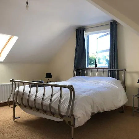 Modern Six Bedroom House Holiday home