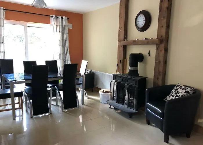 Дом отдыха Modern Six Bedroom House