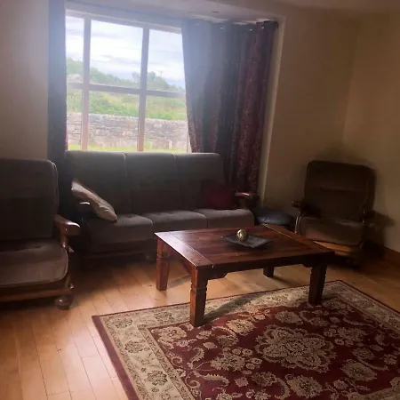 Dom wakacyjny Modern Six Bedroom House *
