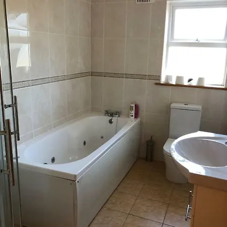 Modern Six Bedroom House Nyaraló