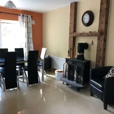 Nyaraló Modern Six Bedroom House