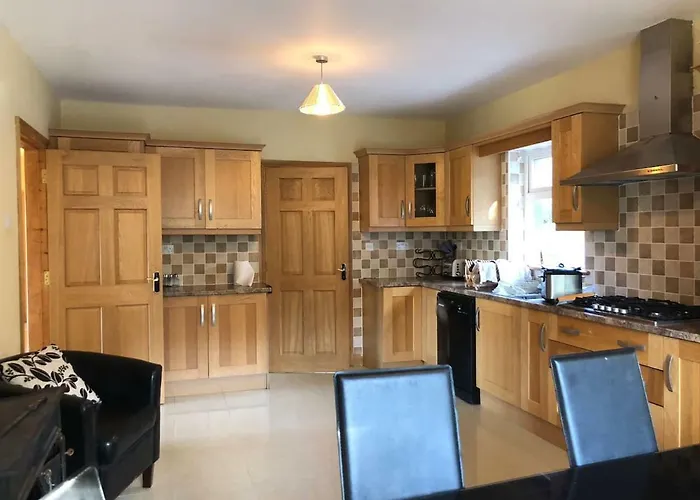 Modern Six Bedroom House Casa de Férias