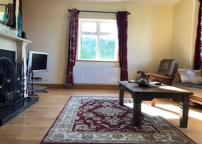 Modern Six Bedroom House Casa de Férias *