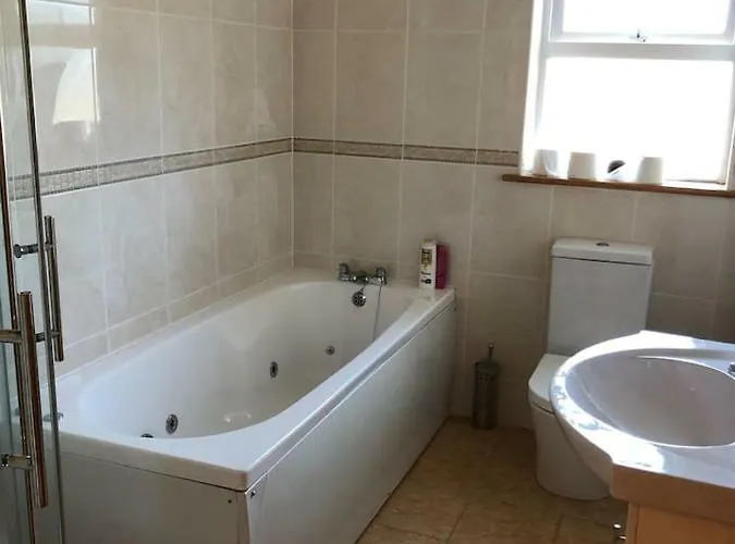 Modern Six Bedroom House Casa de Férias