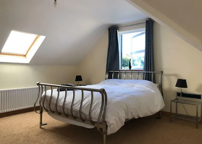 Modern Six Bedroom House Casa de Férias